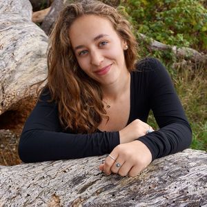 Meet your Posher, Iris